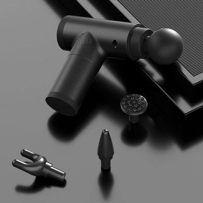 Un pistolet de massage à vibration à 4 têtes pratique pour la relaxation musculaire et la performance sportive